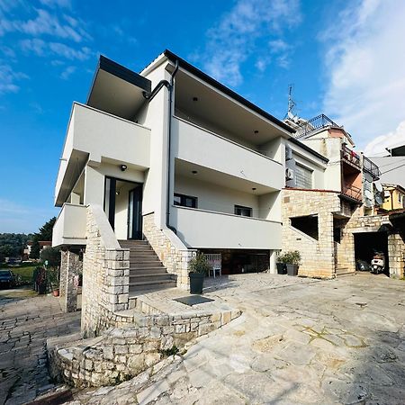 Apartman Zagi Ровин Екстериор снимка